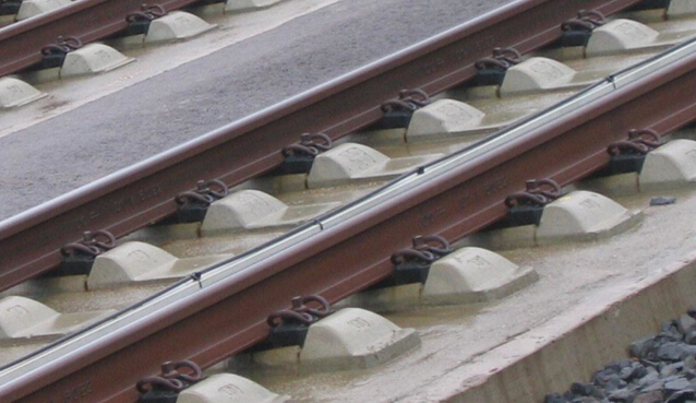 نظام تثبيت السكك الحديدية السوداء أوكسيد للسكك الحديدية 44 - 48HRC صلابة